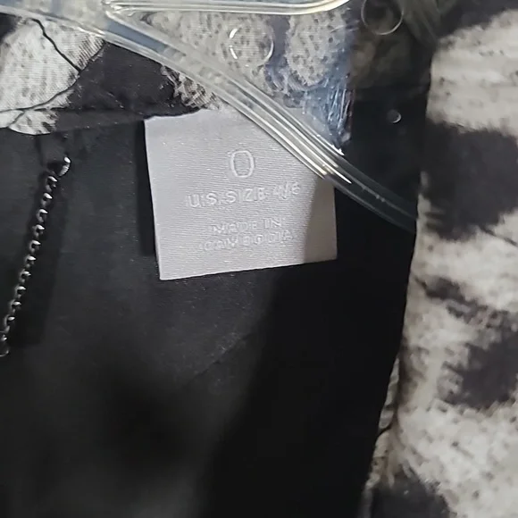 Chico's Size 0 Quilted Snow Leopard Jacket Black Animal Print Winter - Picture 4 of 9